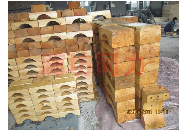 振动管道用管托